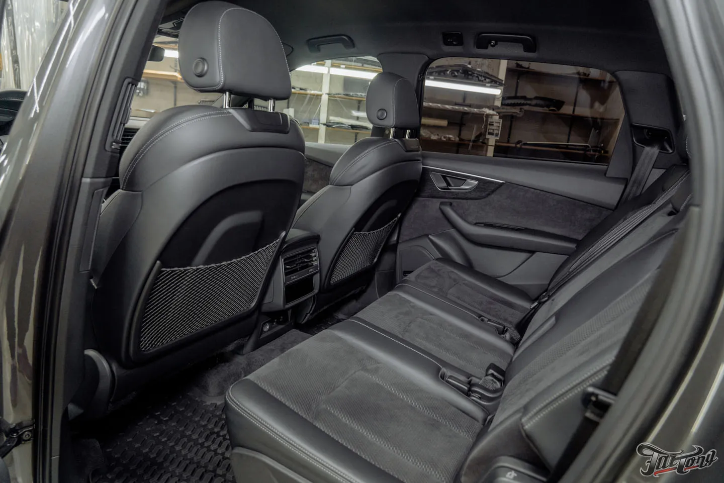 Отремонтировали бампера на Audi Q7, оклеили переднюю часть кузова полиуретаном, отполировали и покрыли керамикой кузов, провели химчистку салона и установили ремни безопасности с принтом